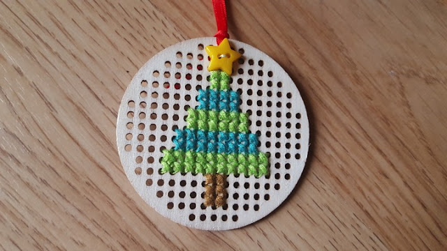 Cross stitched wooden Christmas tree ornament - with free pattern