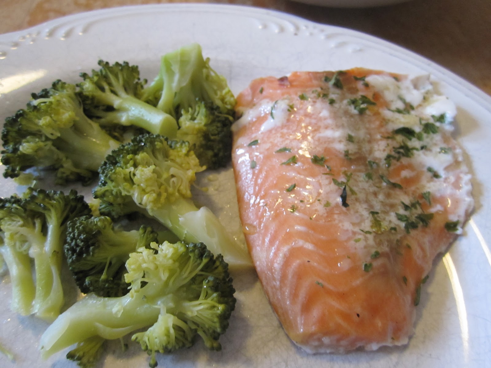 Горбуша в сливках в духовке. Рыба в сливочном соусе в духовке. Горбуша в сливочном соусе. Горбуша в сливочном соусе. Горбуша в сливках запеченная в духовке.