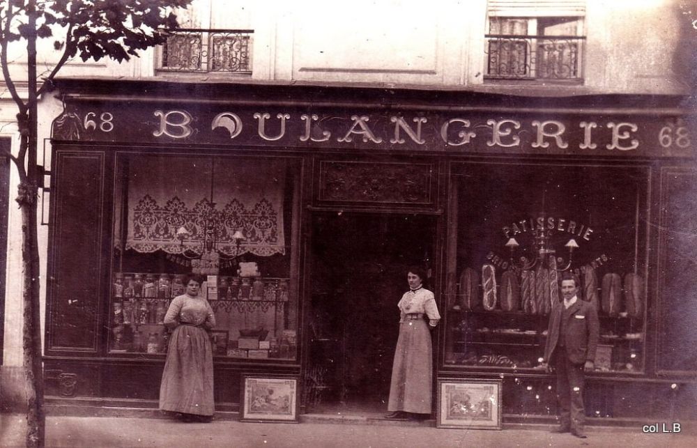 27 Fascinating Photos of French People Posing in Front of Their