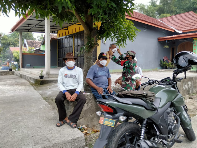 Ajak Warga Perangi Covid-19,Babinsa Jambanan Bagikan Masker dan Beri Edukasi Masyarakat Ajak Warga Perangi Covid-19,Babinsa Jambanan Bagikan Masker dan Beri Edukasi Masyarakat