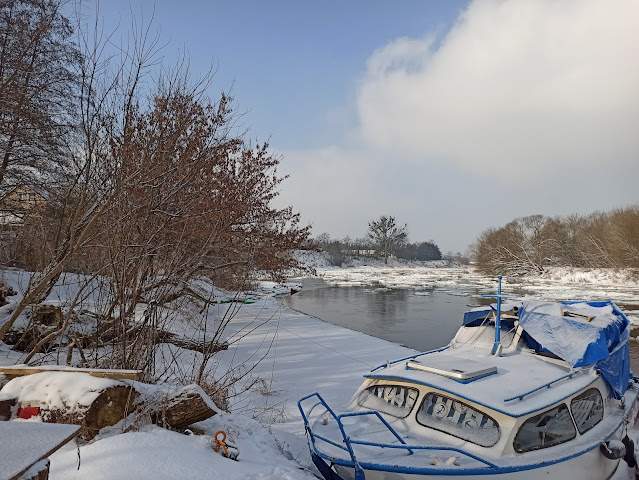 Pole namiotowe Przystań Kowale Oborniki Wielkopolska Widok z Przystani Kowale na zamarzniętą Wartę. Wyjątkowa zima 2020/2021.