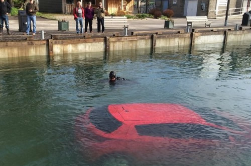 Conductora canadense cae en bahía