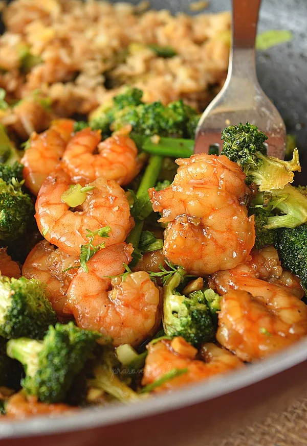 A pan with delicious honey garlic shrimp with broccoli