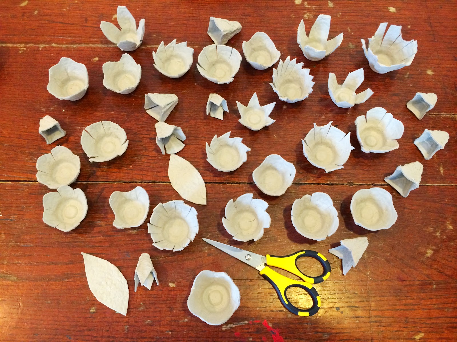 Our Beautifully Messy House : Egg Carton Flower Wreath