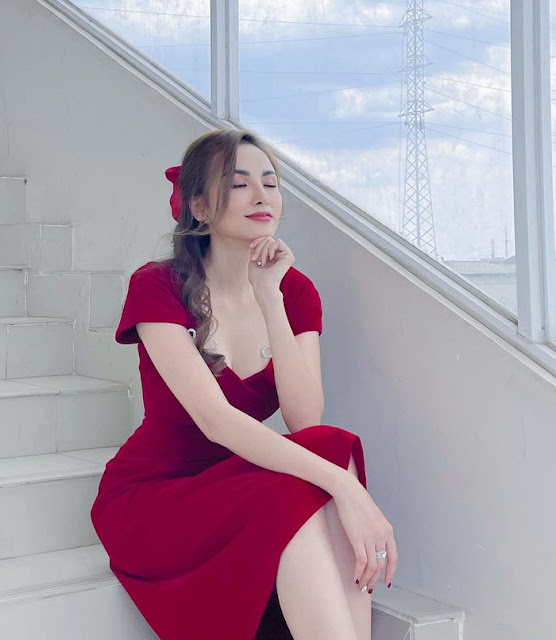 Hoa hậu Diễm Hương diện váy đỏ rực, khoe vòng một nóng bỏng.