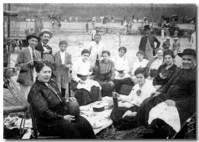 Reunión familiar en el cortijo de cuarto año 1900.