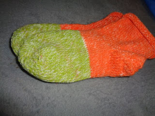 chaussettes au tricotin géant laine Action 2. Photo issue de mon blog "le tricotin géant belge"