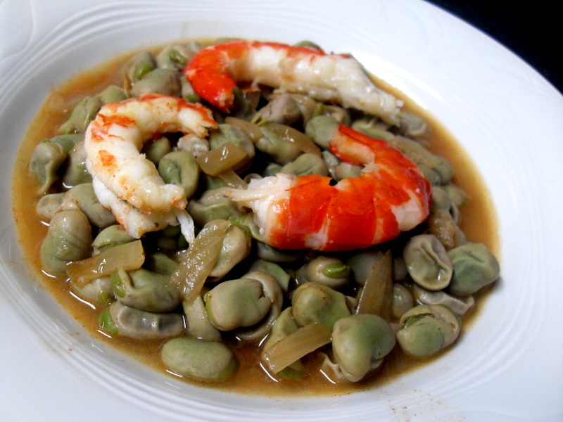 Plato de la receta de habas guisadas con gambas 