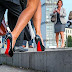 Γι’ αυτό οι σόλες στα παπούτσια του Christian Louboutin είναι κόκκινες