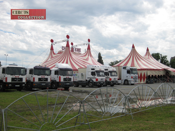 les camions aligné devant la grande tente du Zirkus Charles Knie 