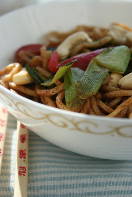 Makaron chiński z warzywami stir-fry