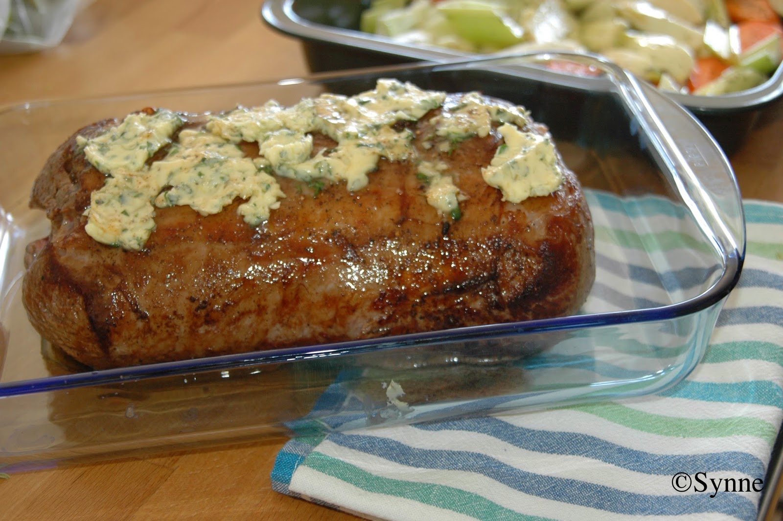 ganske enkelt Helstekt entrecote med ovnsbakte grønnsaker og aromasoppsaus