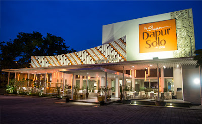 Fasade Restoran Dapur Solo dihiasi dengan motif batik parang