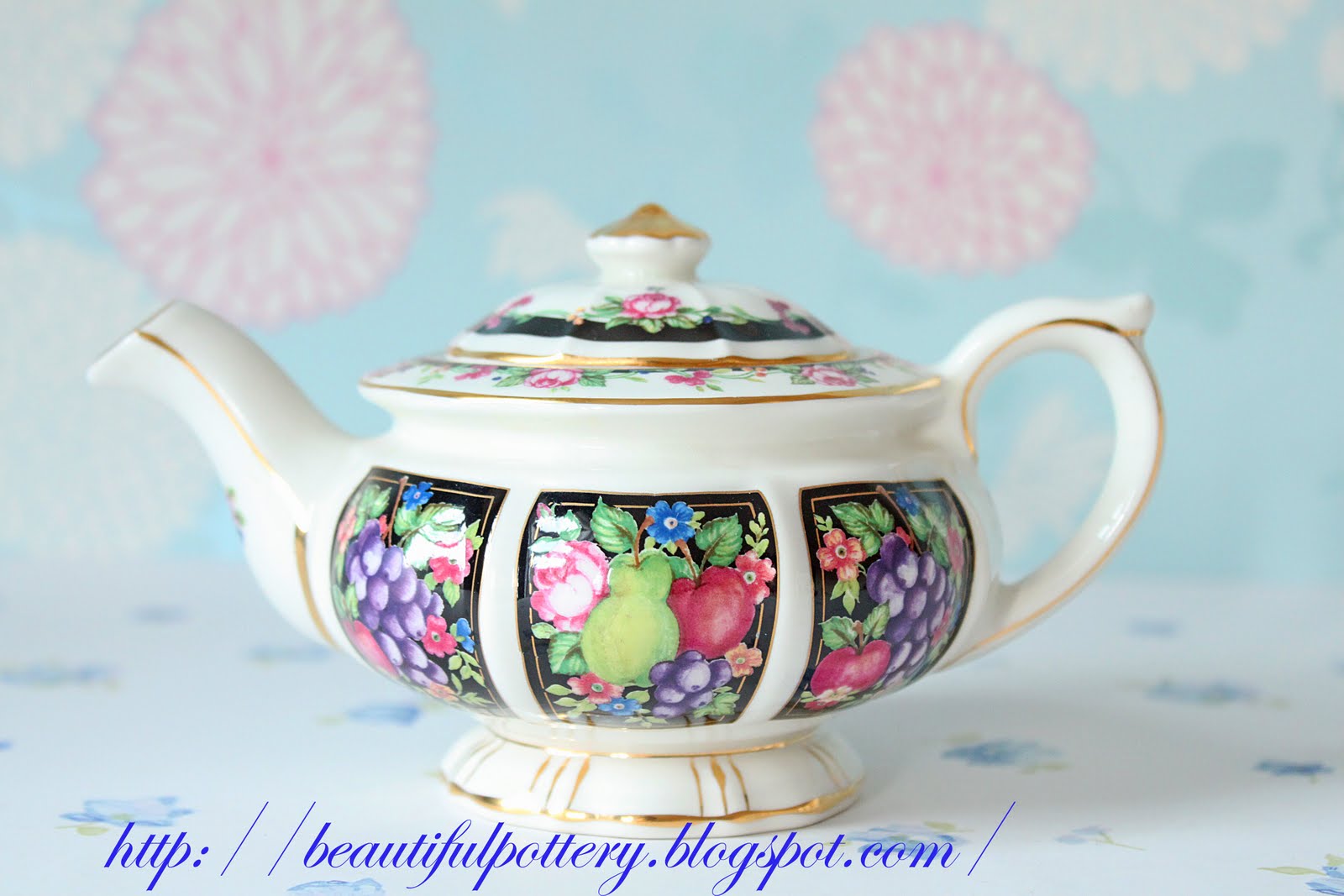 BEAUTIFUL POTTERY Heirloom Teapots Collection ( Made In England )