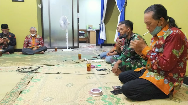 Babinsa Gondang Membaur Dengan Masyarakat Dalam Giat Pertemuan Rutin Ketua RT/RW Bulanan Babinsa Gondang Membaur Dengan Masyarakat Dalam Giat Pertemuan Rutin Ketua RT/RW Bulanan