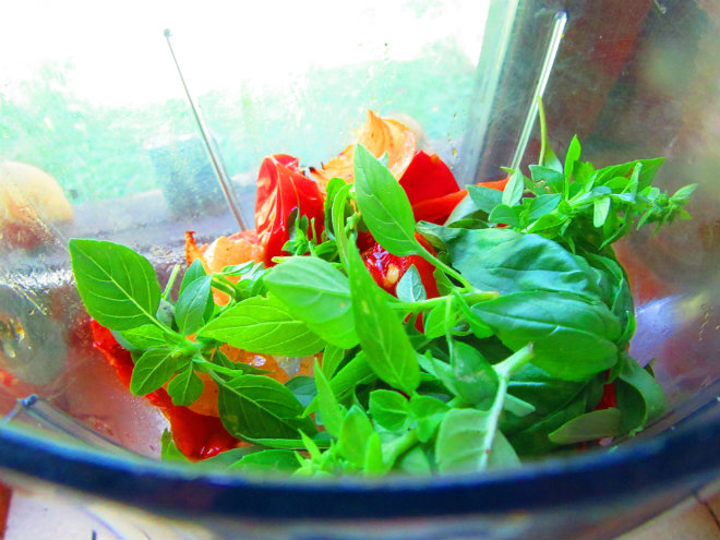 Juha s pečenim rajčicama i bosiljkom 3 korak pripreme Roasted tomato basil soup by Laka kuharica: Transfer the vegetables into the blender, add some water and basil leaves.