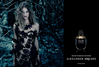 MCQUEEN de  Alexander McQueen. Una feminidad intrigante que florece a media noche.