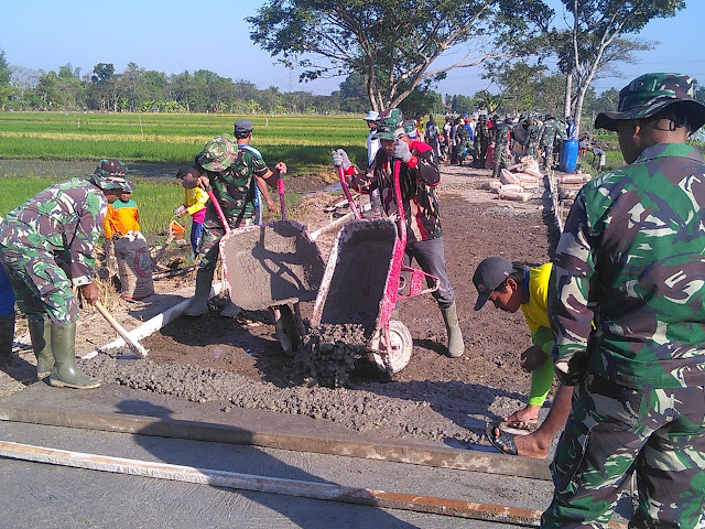 Dengan Angkong, Pengecoran Jalan TMMD Reg 105 Jadi Lebih Ringan