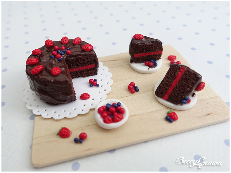 FIMO Schokokuchen mit Beeren | polymerclay miniature food FIMO Schokokuchen mit Beeren | polymerclay miniature food