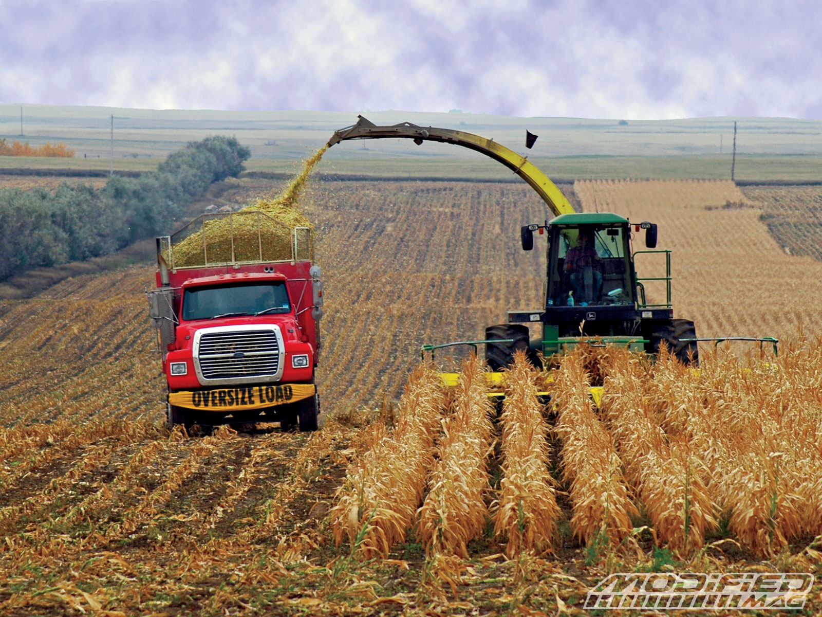 Подумайте почему урожай на полях защищенных. Сбор урожая. Машины для уборки урожая. Уборка урожая в поле. Комбайн для сбора пшеницы.