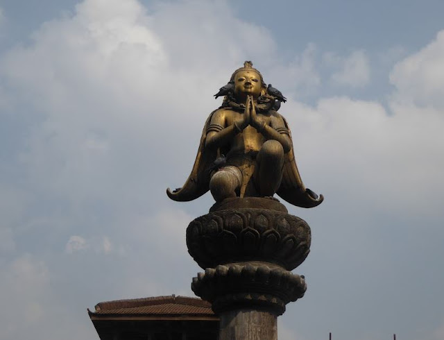 Garuda sopra una colonna a Patan