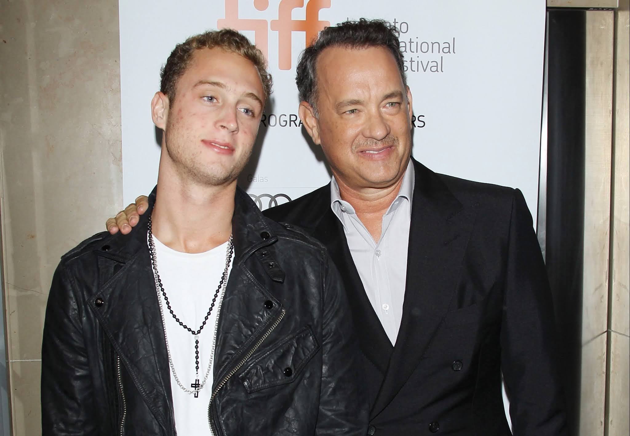 El hijo de Tom Hanks es un declarado antivacunas: “No me van a pinchar