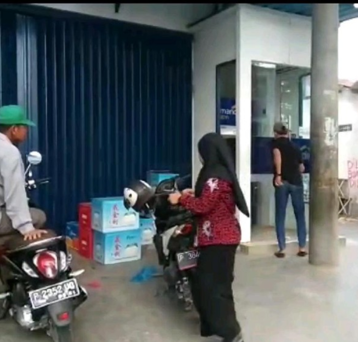 Polisi Banyuwangi Selidiki Video Pria Onani di ATM yang Viral