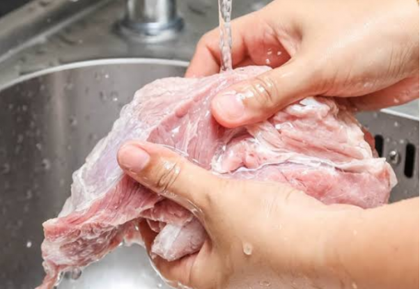 Ποιες τροφές πρέπει να πλένετε πάντα και ποιες... απαγορεύεται!