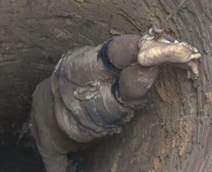 Jenazah korban saat diangkat dari dalam sumur. Jenazah korban saat diangkat dari dalam sumur.