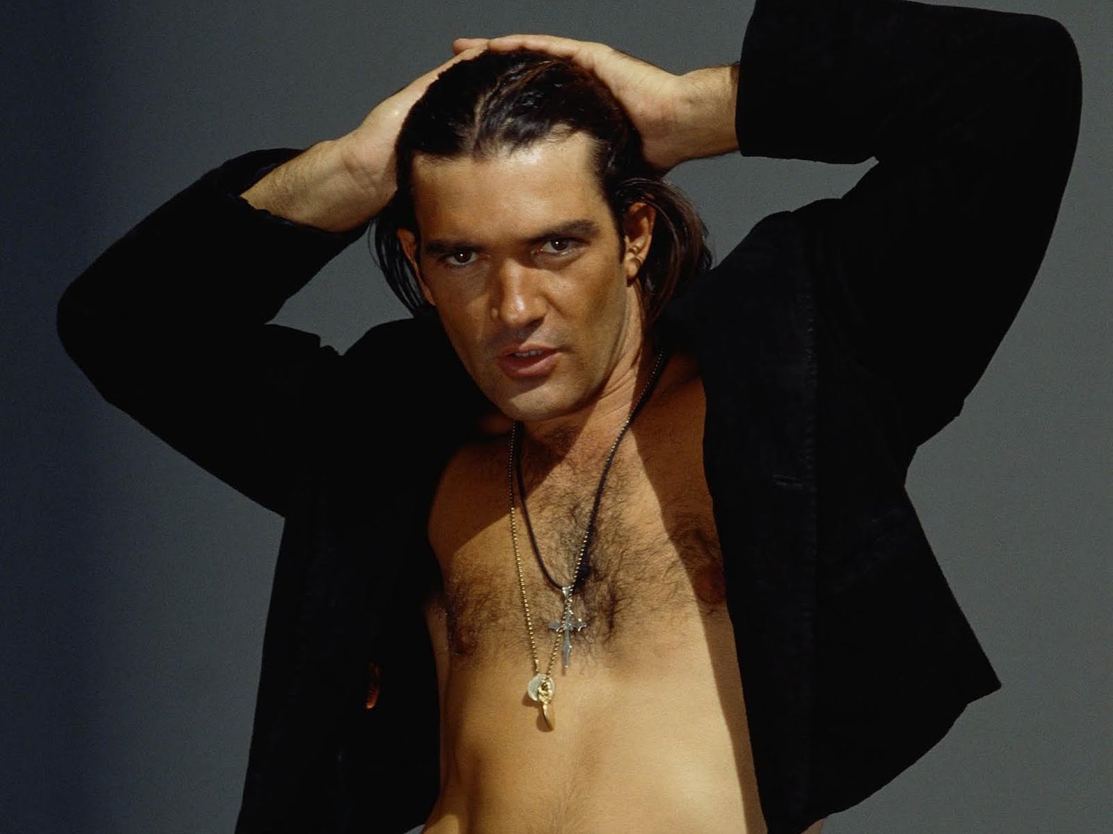 https://1.bp.blogspot.com/-MRwJIr7smBc/TzKZIIvEW-I/AAAAAAAAA-o/LRqyZ5Z9iEU/s1600/a1-antonio-banderas-wallpaper-hd-6-763828.jpg
