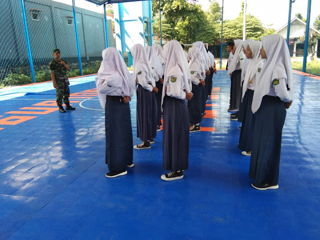 KodimKaranganyar – Serka Bambang Anggota Koramil 05 Mojogedang Latih PBB Di SMP Muhammadiyah 4 Munggur
