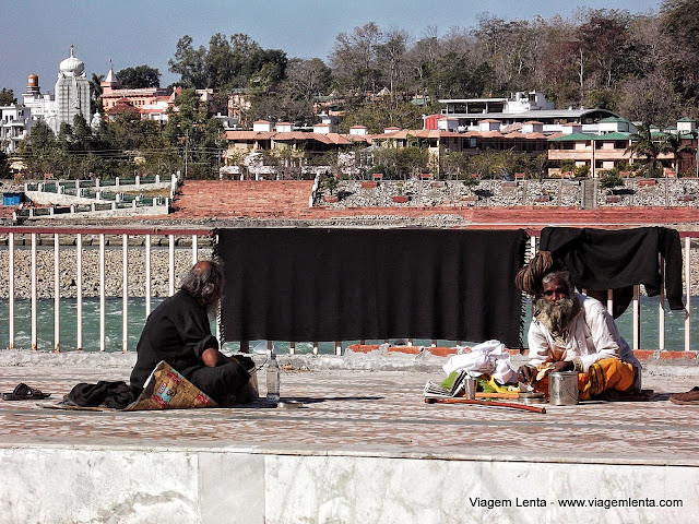 Cenas humanas em Rishikeshi e o Ganges ao fundo