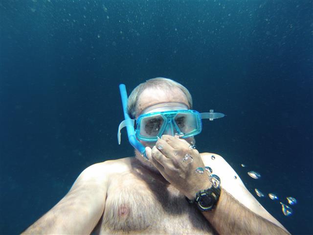 El autor durante una excursión de snorkeling en Cuba.