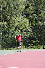 Tennistä Pirkkalassa tennisvalmentajan opastamana