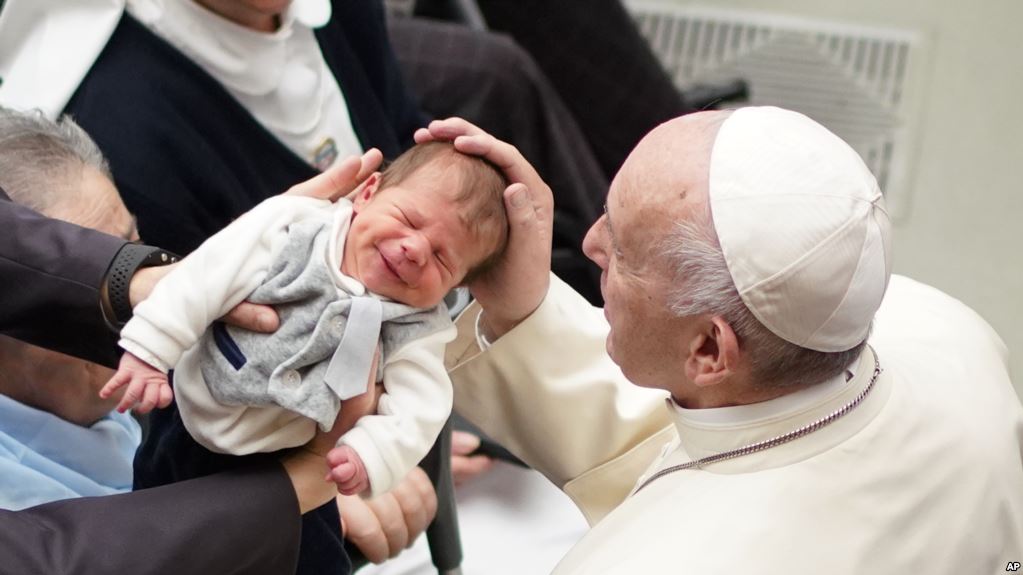 Francisco acaricia a un bebé durante una audiencia para miembros de la diócesis de Mofetta y Ugento-Santa Maria di Leuca / AP