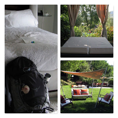 mochila de peregrino de Santiago encostada em cama de hotel e jardim de um hotel