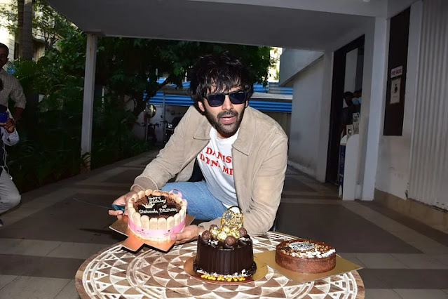 Kartik Aaryan cuts his birthday cake with the media and his fans