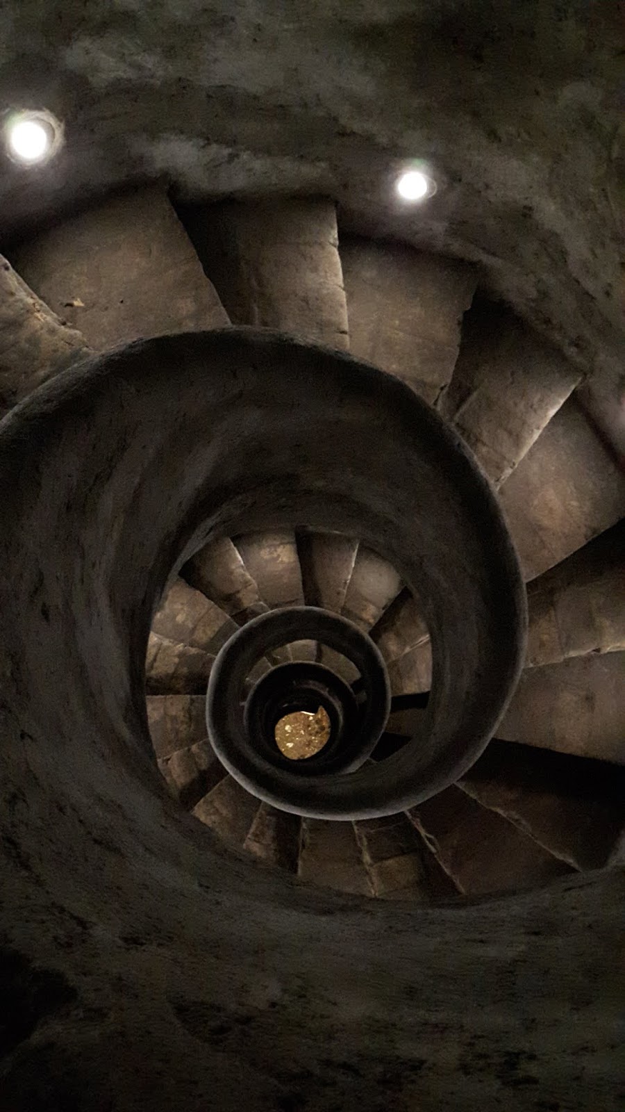 LA SCALA A CHIOCCIOLA DI TRINITA' DEI MONTI E L'ACQUEDOTTO VERGINE LA SCALA A CHIOCCIOLA DI TRINITA' DEI MONTI E L'ACQUEDOTTO VERGINE