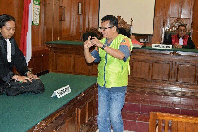 Setelah Divonis Ringan Oleh Hakim, Pria Ini Malah Berjoget Ria dalam Kasus Penyelundupan Sirip Hiu Setelah Divonis Ringan Oleh Hakim, Pria Ini Malah Berjoget Ria dalam Kasus Penyelundupan Sirip Hiu
