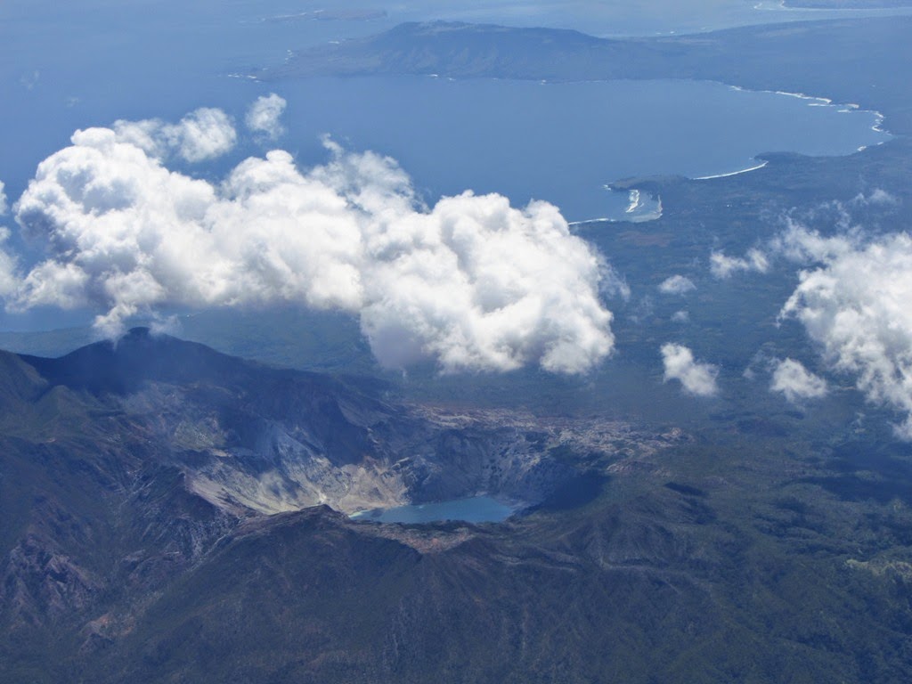 LET'S GO AROUND THE WORLD!!!: MENGGAPAI KALDERA GUNUNG SIRUNG