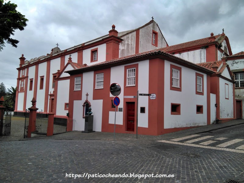 ANGRA do HEROISMO (Isla Terceira-Açores): en Ladeira de São Francisco se encuentra situado el Museo de la ciudad, donde se sitúa el convento de São Francisco, antigua Capilla de Ntra Sra de Guía y donde fue enterrado el hermano del navegante y descubridor portugués Vasco da Gama