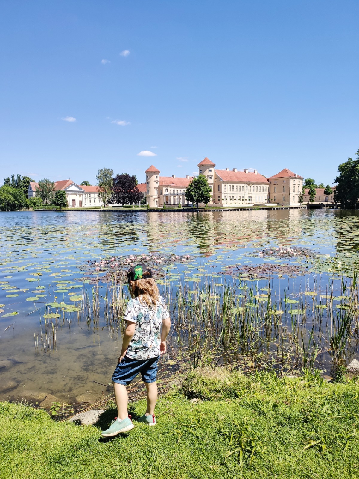 Urlaub mit Kindern auf einem Hausboot - Geht das denn? Der Schlosspark Rheinsberg ist toll für Kinder