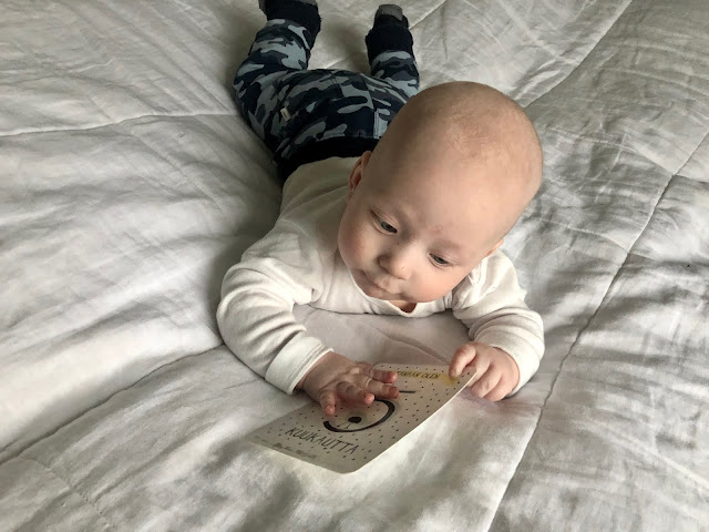 Aivan kun hän laskisi sormillaan viisi Aivan kun hän laskisi sormillaan viisi