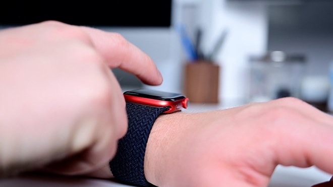 Sau 1 năm, Apple Watch Series 6 còn dùng tốt không? 2 Sau 1 nam Apple Watch Series 6 con dung tot khong apple watch series 6 tapping wrist product red 1629510572 363 width660height371
