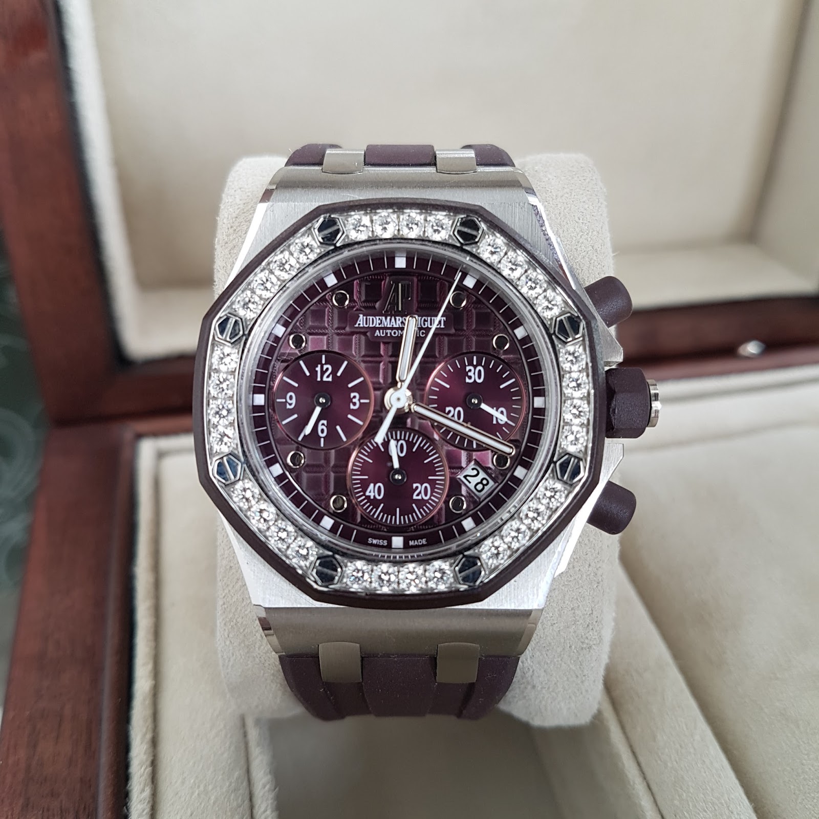 Jual Beli Tukar Tambah Service Jam Tangan Mewah Arloji Original Buy Sell Trade In Service Sold Audemars Piguet Royal Oak Offshore Ladies Ref 26048sk Zz D066ca 01 Plum Dial Automatic Chronograph Stainless Steel With Diamond Bezel 37mm