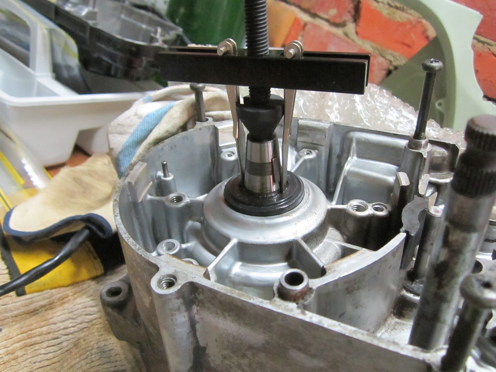 Restoration Yamaha RD125 A: Replacing leaking oil seals