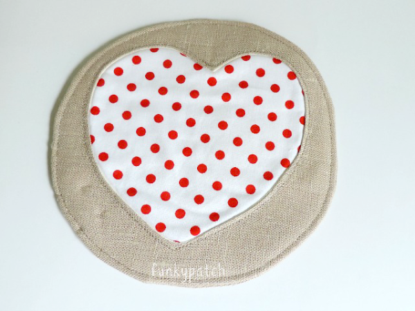 Como hacer un mug rug o posa vasos con corazones