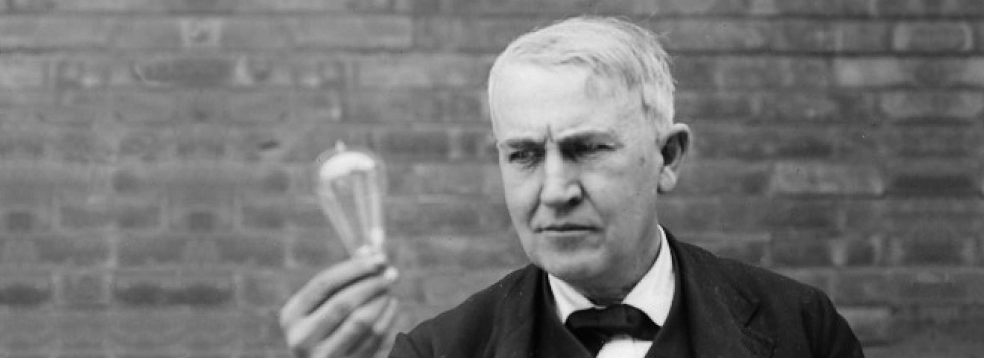 Электрическая лампочка эдисона 1879. Эдисон изобретатель. Электрическая лампочка эдисона 1879. Электрическая лампочка томаса эдисона. Лампочка эдисона год.