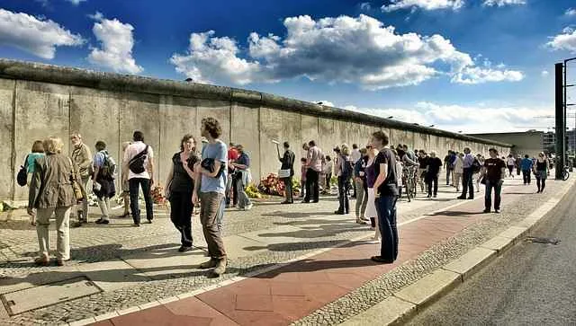 what-is-Berlin-wall-definition-ما-هو-تعريف-جدار-برلين