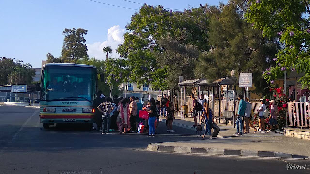 Tłumy wsiadające do autobusu zmierzającego do wioski